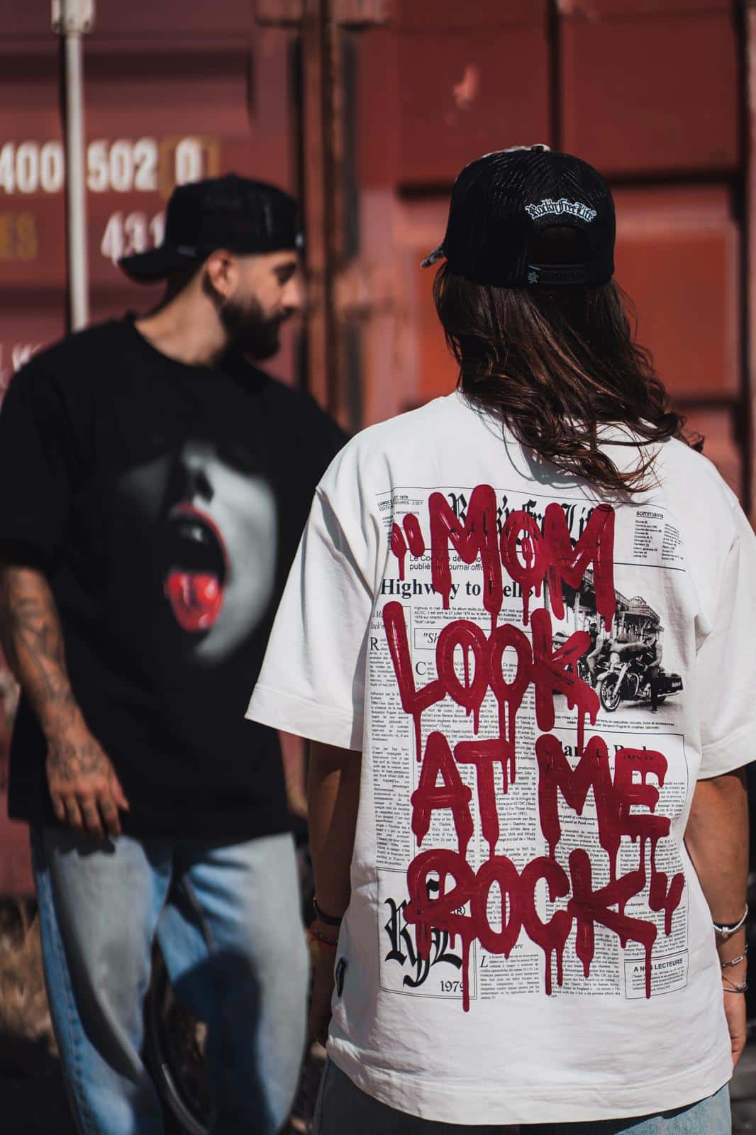 T-SHIRT LOOK ME MOM – Image 3